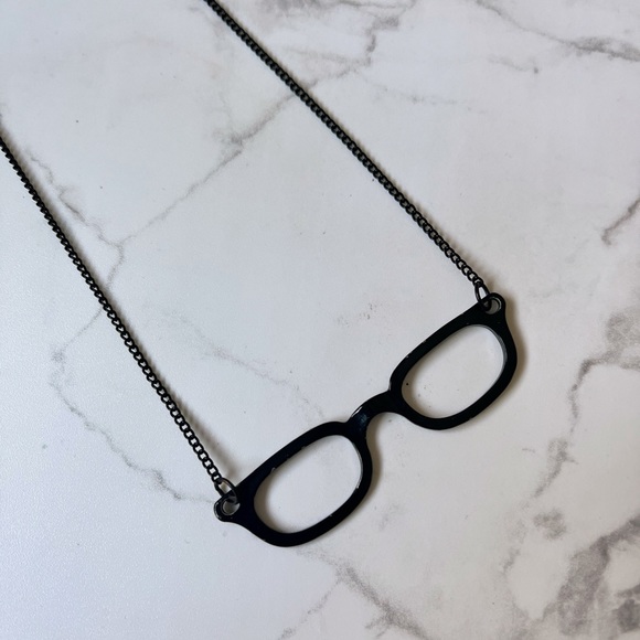 Black mini glasses necklace - Picture 1 of 5